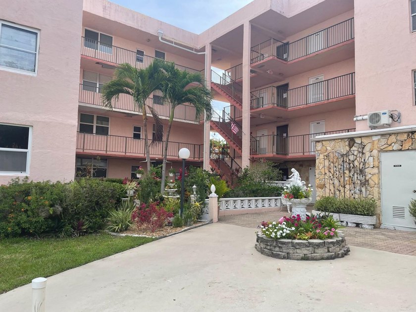 Welcome to Paradise. This two-bedroom, two-bathroom condominium - photo 2