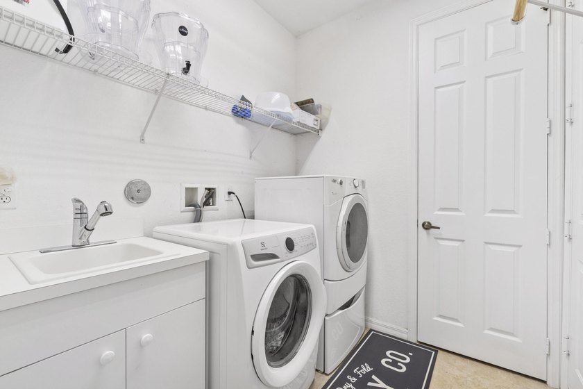 Beautifully maintained 4-bedroom, 3-bath home with a 3-car - photo 10