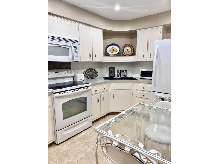 SUNNY &amp; SPACIOUS 1BD/1BA TURNKEY UNIT ACROSS FROM THE SANDY - photo 11