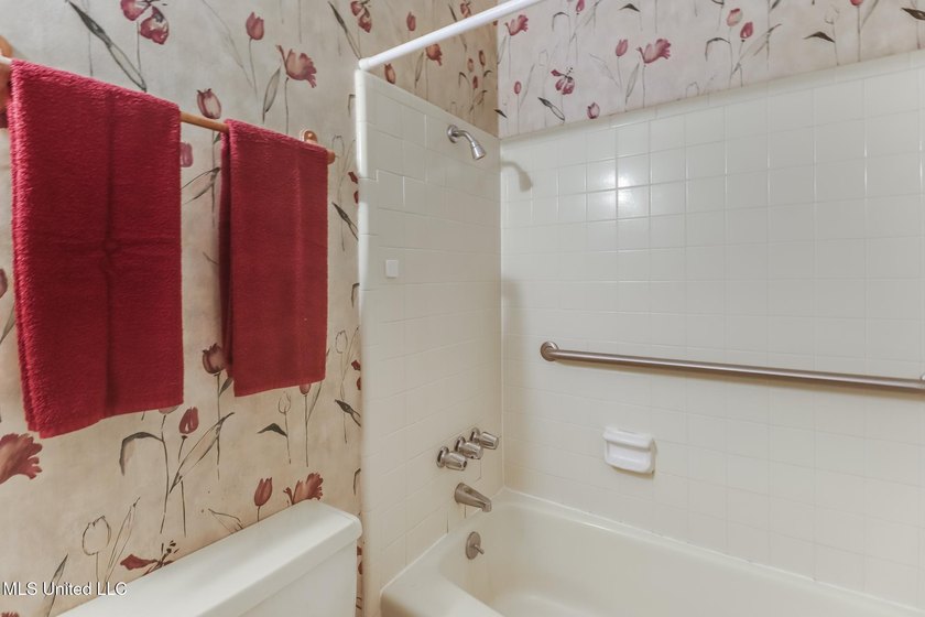 Back on market, BELOW APPRAISED VALUE. This spacious 3-bedroom - photo 13