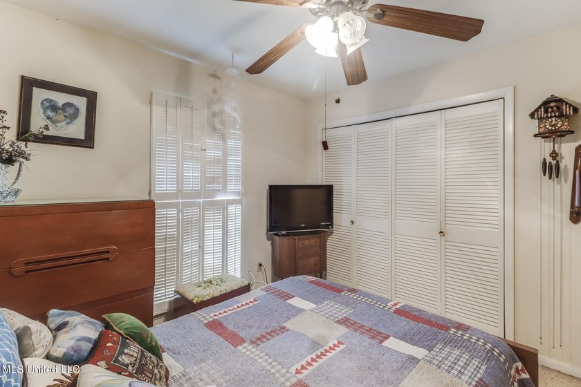 Back on market, BELOW APPRAISED VALUE. This spacious 3-bedroom - photo 15