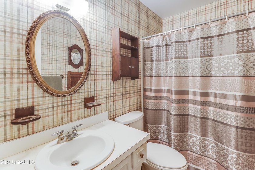 Back on market, BELOW APPRAISED VALUE. This spacious 3-bedroom - photo 20