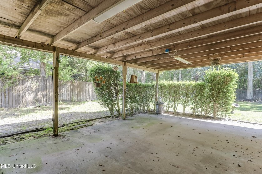 Back on market, BELOW APPRAISED VALUE. This spacious 3-bedroom - photo 21