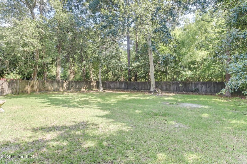 Back on market, BELOW APPRAISED VALUE. This spacious 3-bedroom - photo 22