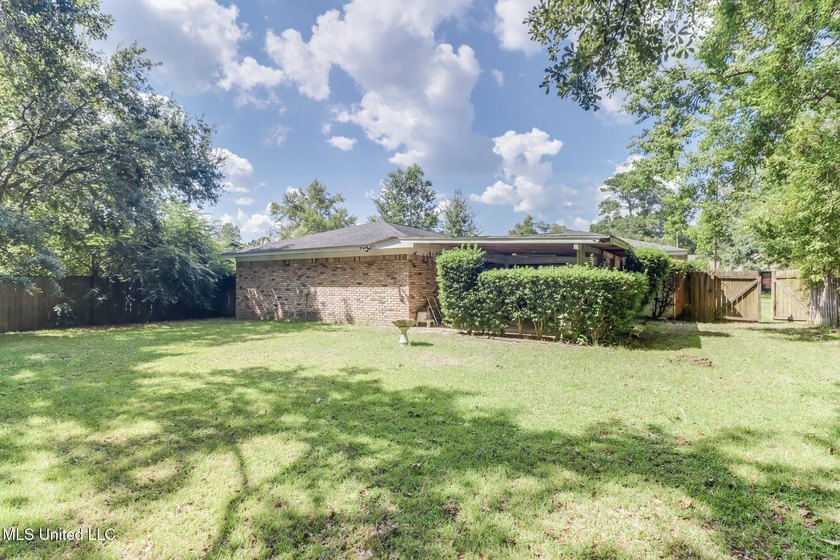 Back on market, BELOW APPRAISED VALUE. This spacious 3-bedroom - photo 23
