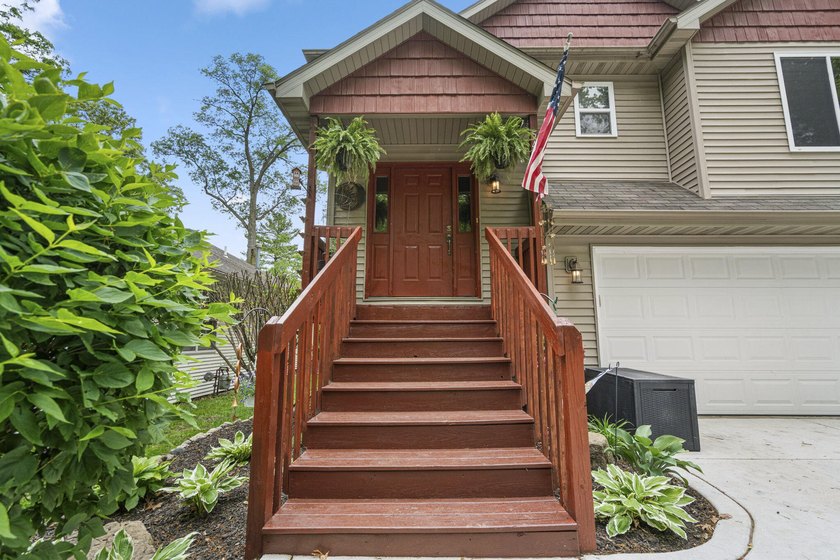Move-In Ready Updated Home in Valparaiso Near Flint Lake with - photo 4