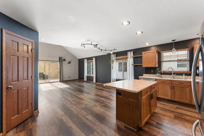 Move-In Ready Updated Home in Valparaiso Near Flint Lake with - photo 5
