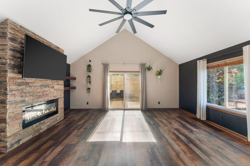Move-In Ready Updated Home in Valparaiso Near Flint Lake with - photo 6