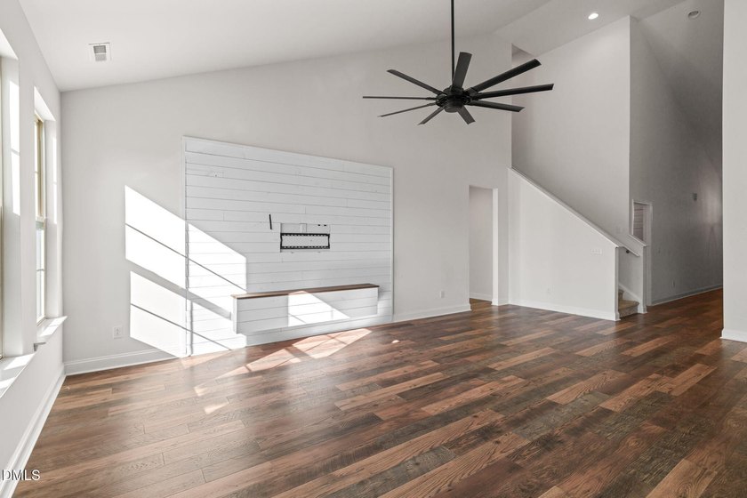 Perfect floor plan has 3 bedrooms down including the primary, so - photo 9