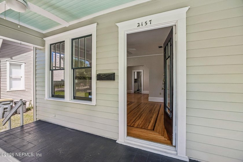 Cute Riverside bungalow with open porch and porch swing - a - photo 3