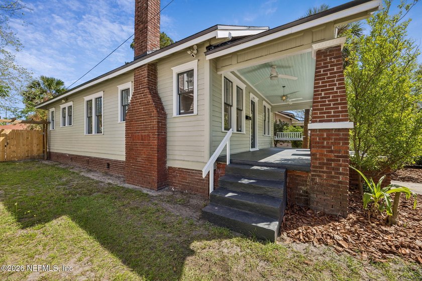 Cute Riverside bungalow with open porch and porch swing - a - photo 4