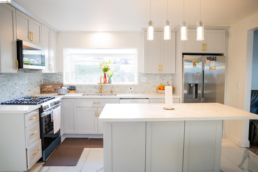 Beautifully updated 3-bedroom, 2-bathroom home offering 1,558 sq - photo 5