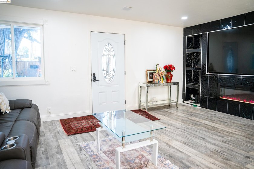 Beautifully updated 3-bedroom, 2-bathroom home offering 1,558 sq - photo 7