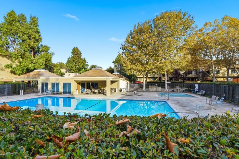 Welcome to a charming 2-bedroom, 1.5-bathroom home located in - photo 3