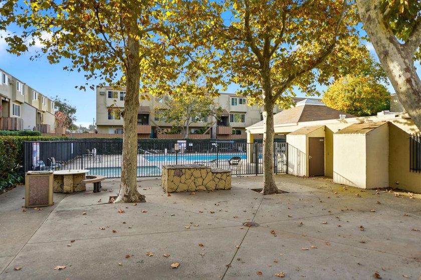 Welcome to a charming 2-bedroom, 1.5-bathroom home located in - photo 5