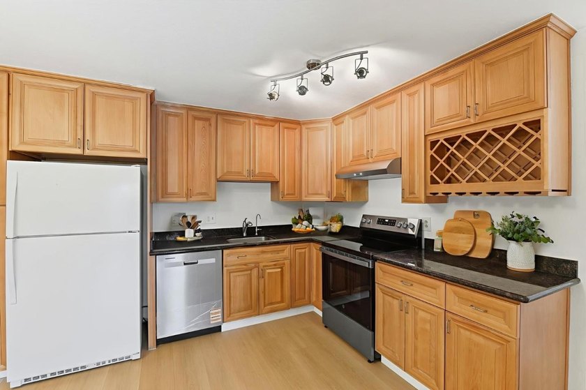 Welcome to a charming 2-bedroom, 1.5-bathroom home located in - photo 6