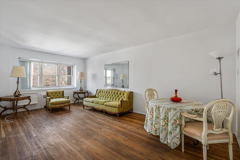 ***Owner Occupied, No Subletting***Bright 1 Bedroom And 1 - photo 3