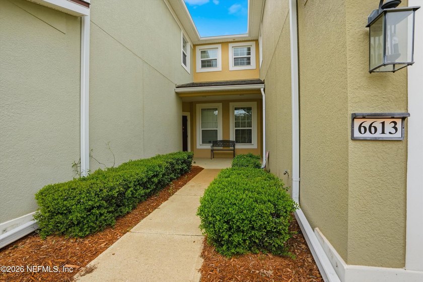 Brand NEW Carpet throughout!! This Wonderful 2 Bedroom PLUS - photo 4