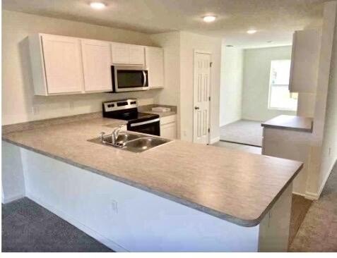 Welcome to this charming three-bedroom, two-bathroom residence - photo 3