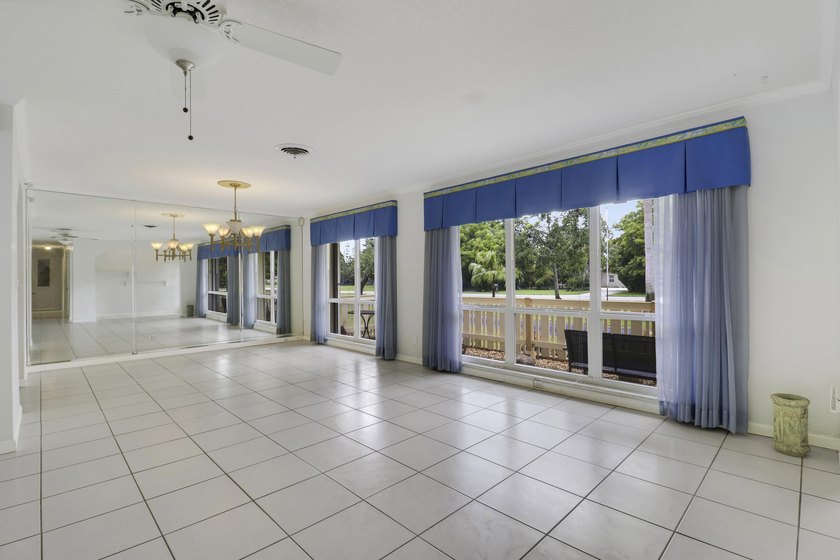 Don't miss this sprawling 3-bedroom, 2-bath CBS home, newly - photo 28