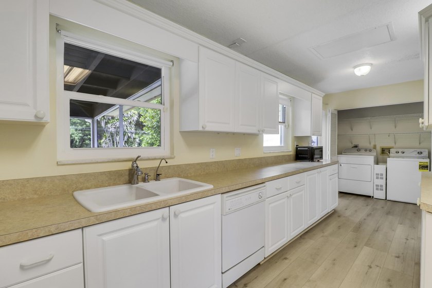 Don't miss this sprawling 3-bedroom, 2-bath CBS home, newly - photo 30