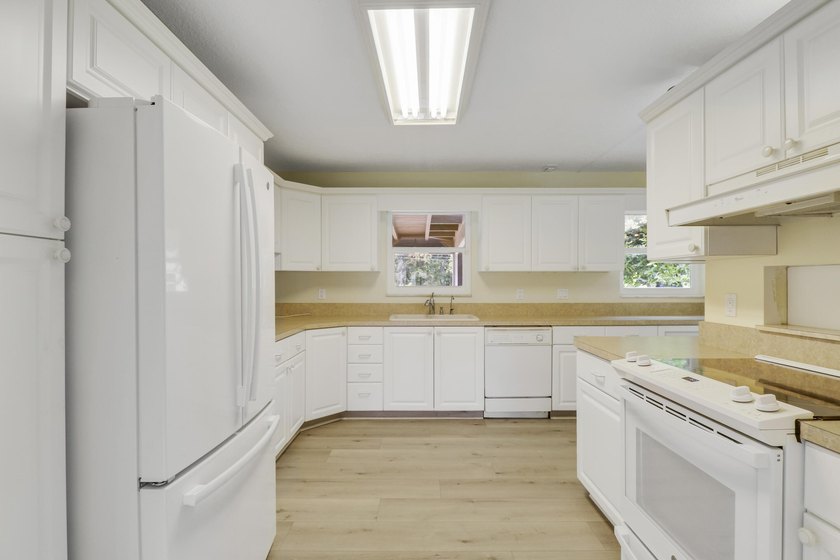 Don't miss this sprawling 3-bedroom, 2-bath CBS home, newly - photo 31