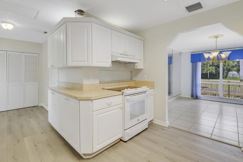 Don't miss this sprawling 3-bedroom, 2-bath CBS home, newly - photo 33