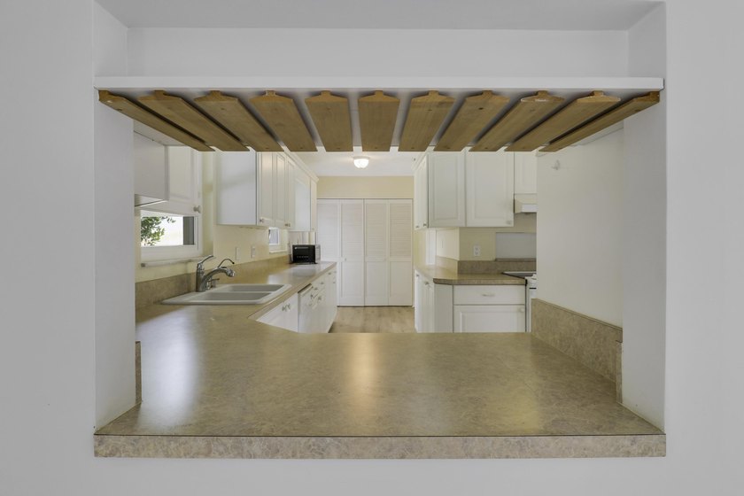 Don't miss this sprawling 3-bedroom, 2-bath CBS home, newly - photo 34