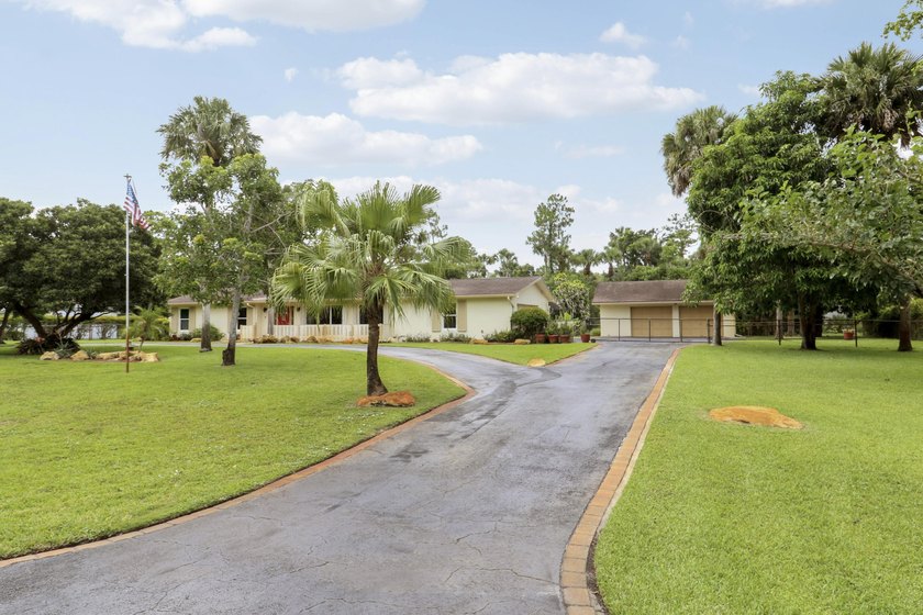 Don't miss this sprawling 3-bedroom, 2-bath CBS home, newly - photo 44