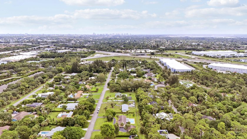 Don't miss this sprawling 3-bedroom, 2-bath CBS home, newly - photo 47