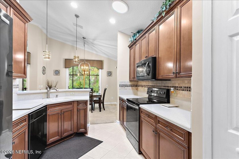 Welcome to this impeccably maintained, beautifully upgraded home - photo 10