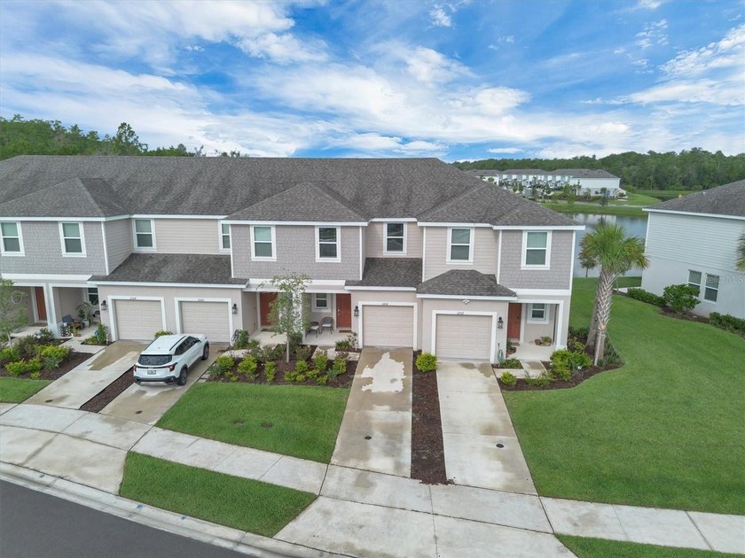 Welcome to this beautifully maintained, move-in ready townhome - photo 4