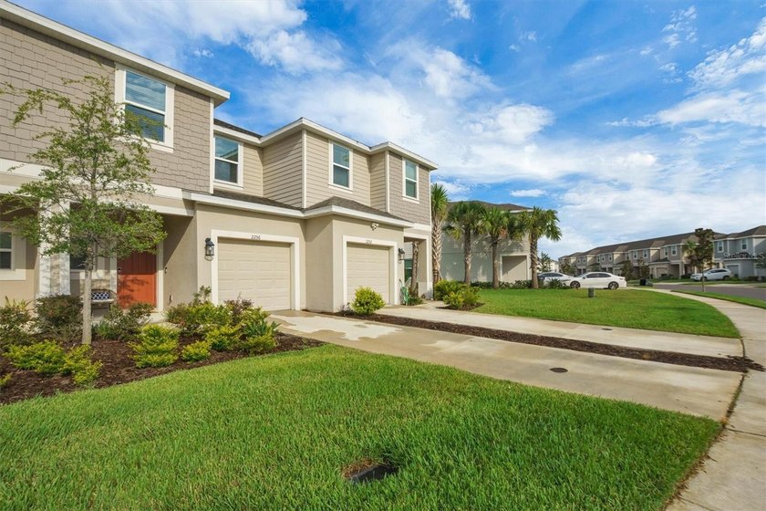 Welcome to this beautifully maintained, move-in ready townhome - photo 5
