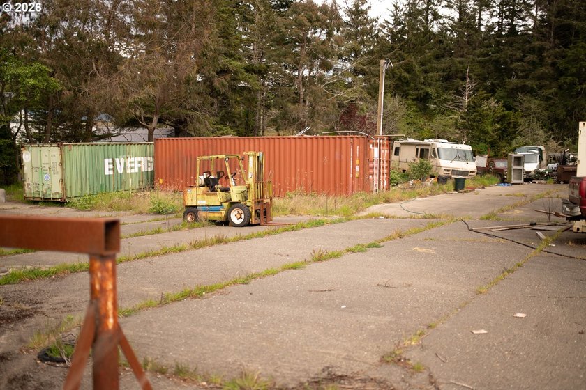 Directly across from the bay, this commercial lot offers a - photo 2