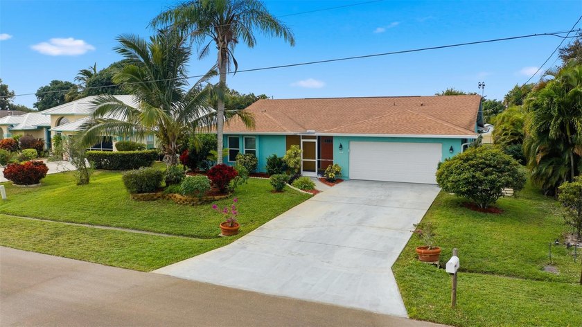 Experience refined living in this beautifully maintained - photo 2