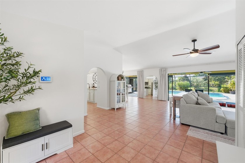 Experience refined living in this beautifully maintained - photo 3