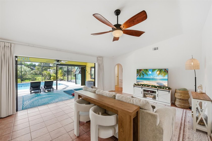 Experience refined living in this beautifully maintained - photo 4