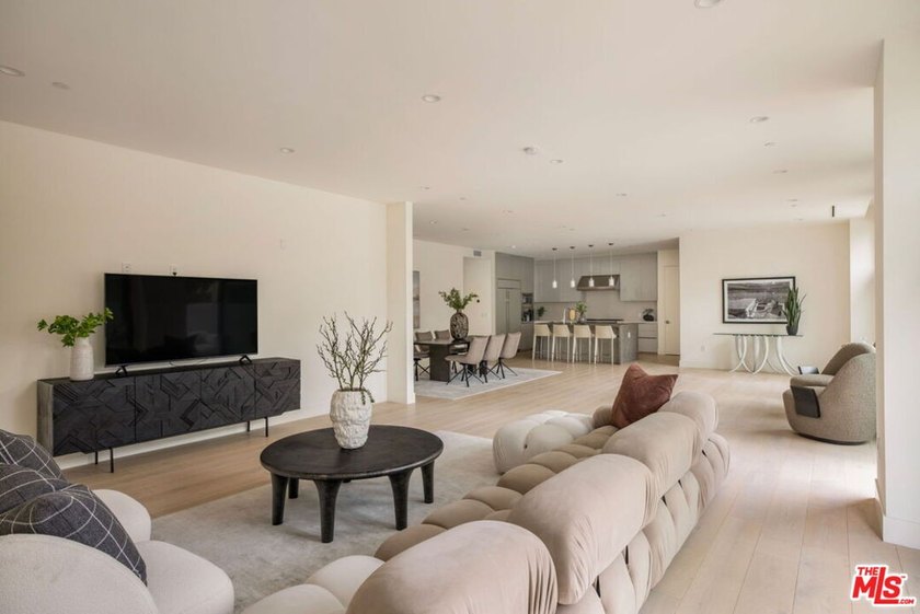 Welcome to 425 Palm in Prime Beverly Hills. Residence 101 offers - photo 3