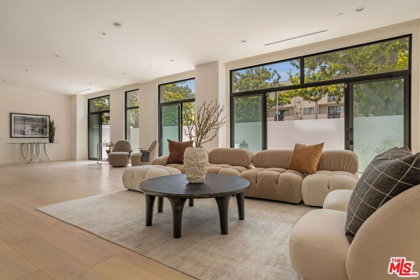 Welcome to 425 Palm in Prime Beverly Hills. Residence 101 offers - photo 4