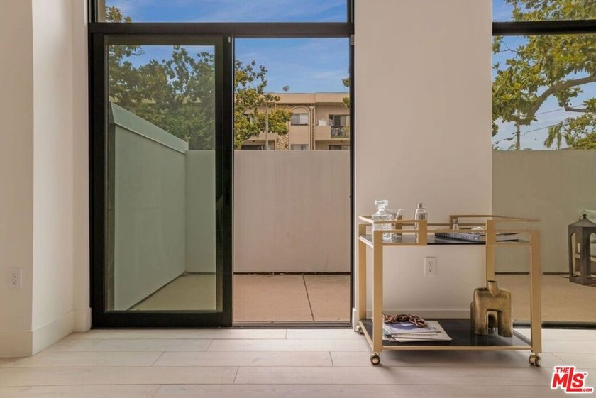 Welcome to 425 Palm in Prime Beverly Hills. Residence 101 offers - photo 5