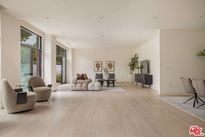 Welcome to 425 Palm in Prime Beverly Hills. Residence 101 offers - photo 7