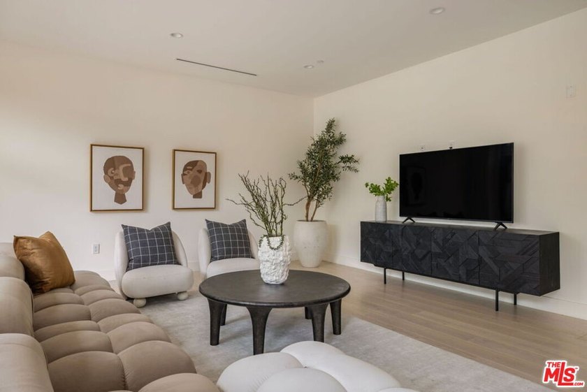 Welcome to 425 Palm in Prime Beverly Hills. Residence 101 offers - photo 8