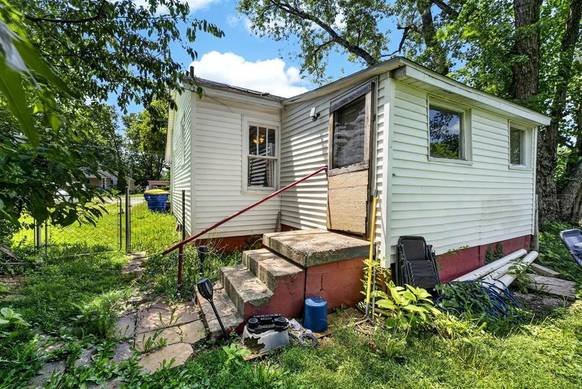 Welcome to 1406 Collegeview Drive! This 2 bed 1 bath home is - photo 18