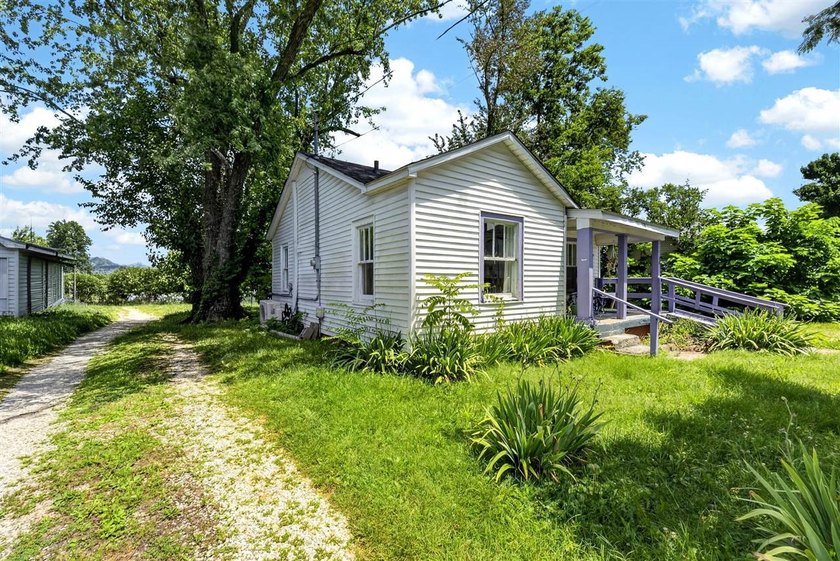 Welcome to 1406 Collegeview Drive! This 2 bed 1 bath home is - photo 19