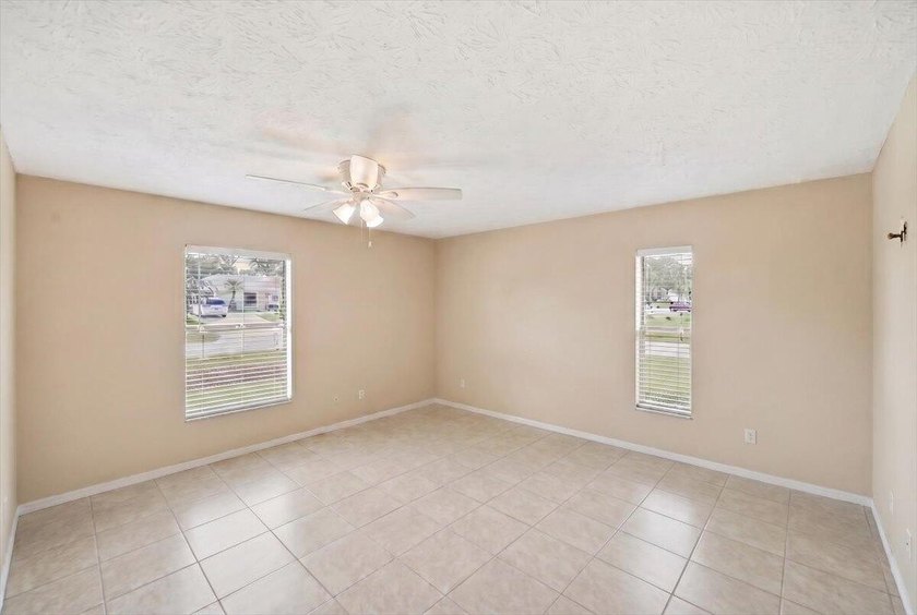 Spacious 3-bedroom, 2-bath CBS home located in a quiet - photo 11