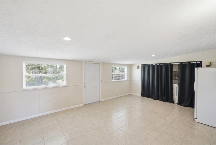 Spacious 3-bedroom, 2-bath CBS home located in a quiet - photo 15