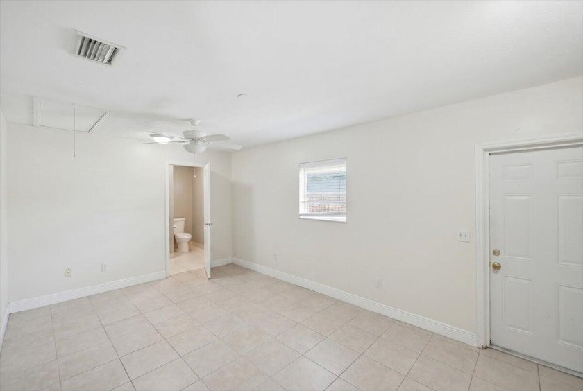 Spacious 3-bedroom, 2-bath CBS home located in a quiet - photo 17
