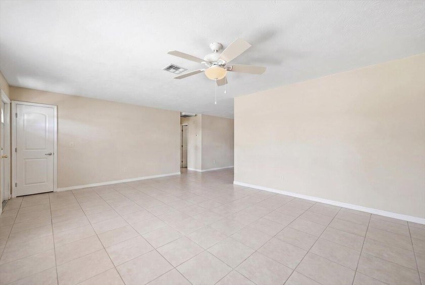 Spacious 3-bedroom, 2-bath CBS home located in a quiet - photo 18