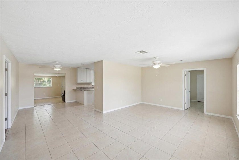 Spacious 3-bedroom, 2-bath CBS home located in a quiet - photo 19