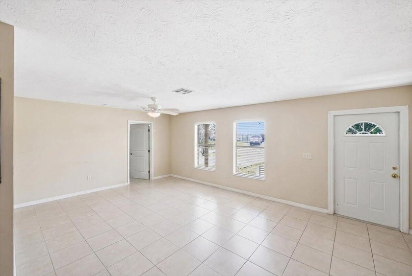 Spacious 3-bedroom, 2-bath CBS home located in a quiet - photo 20